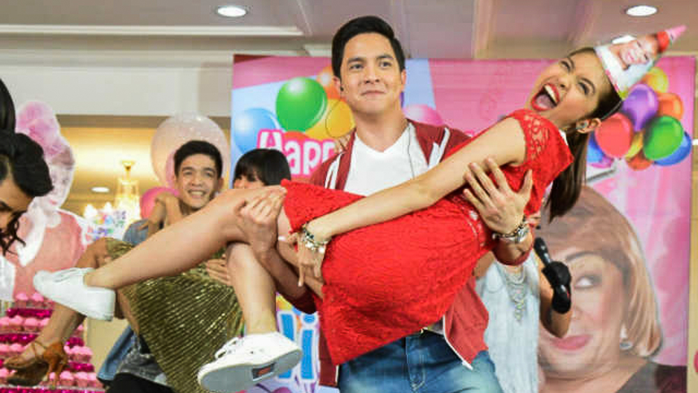 NEWSPAPER DANCE. Alden Richards carries Maine Mendoza during the newspaper dance contest on Saturday, November 14's kalyeserye episode on 'Eat Bulaga.' Photo from Facebook/Eat Bulaga  
