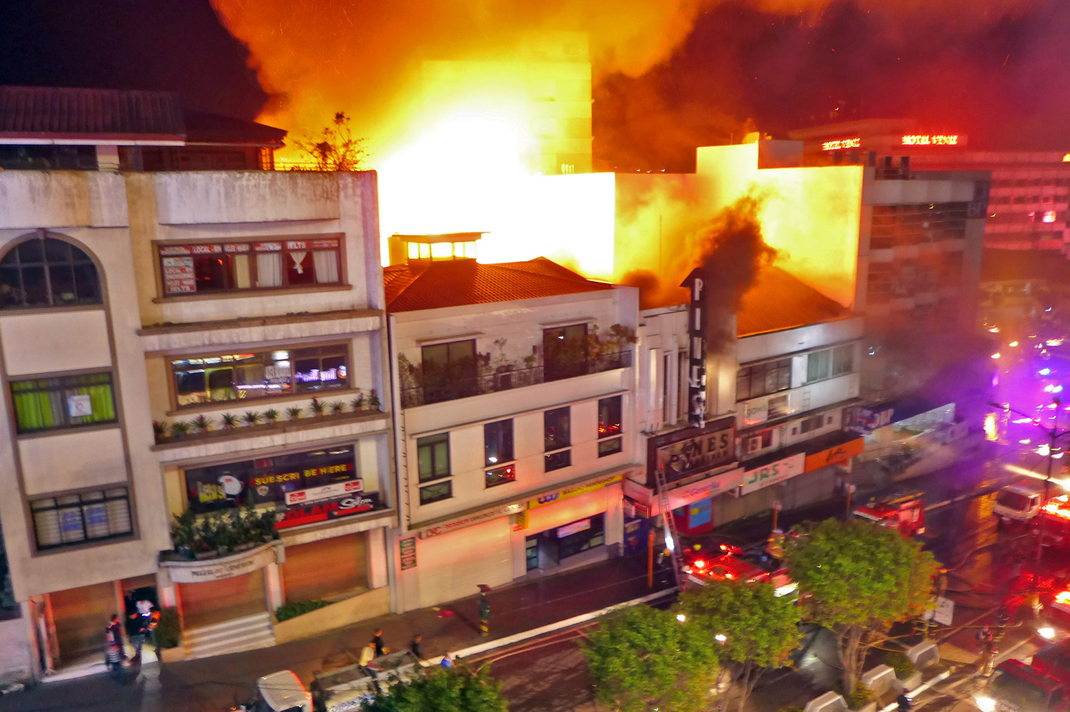 BLAZE. Authorities have yet to determine the cause of the fire that hit the Pines Arcade in Baguio on November 5, 2018. All photos by Mau Victa/Rappler 