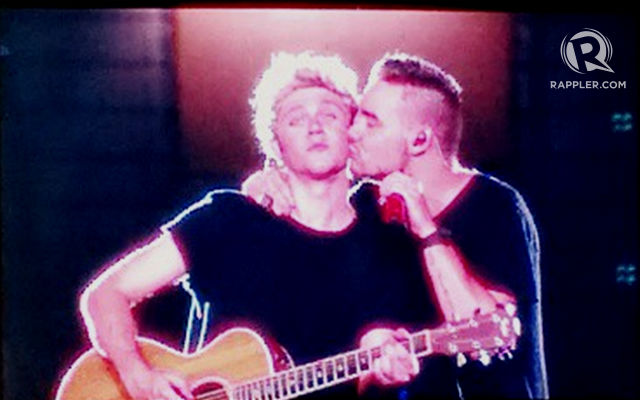 'AND LET ME KISS YOU!' Liam Payne couldn't help but kiss Niall Horan on the cheek. Cute! Photo by Carla Gahol 