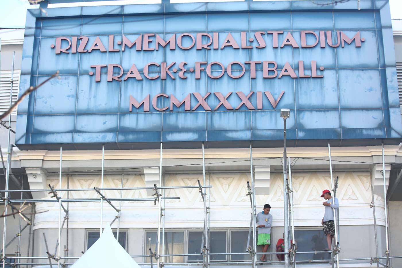 UNFINISHED. Metal scaffoldings remain around the Rizal Memorial Stadium. Photo by Ben Nabong/Rappler  