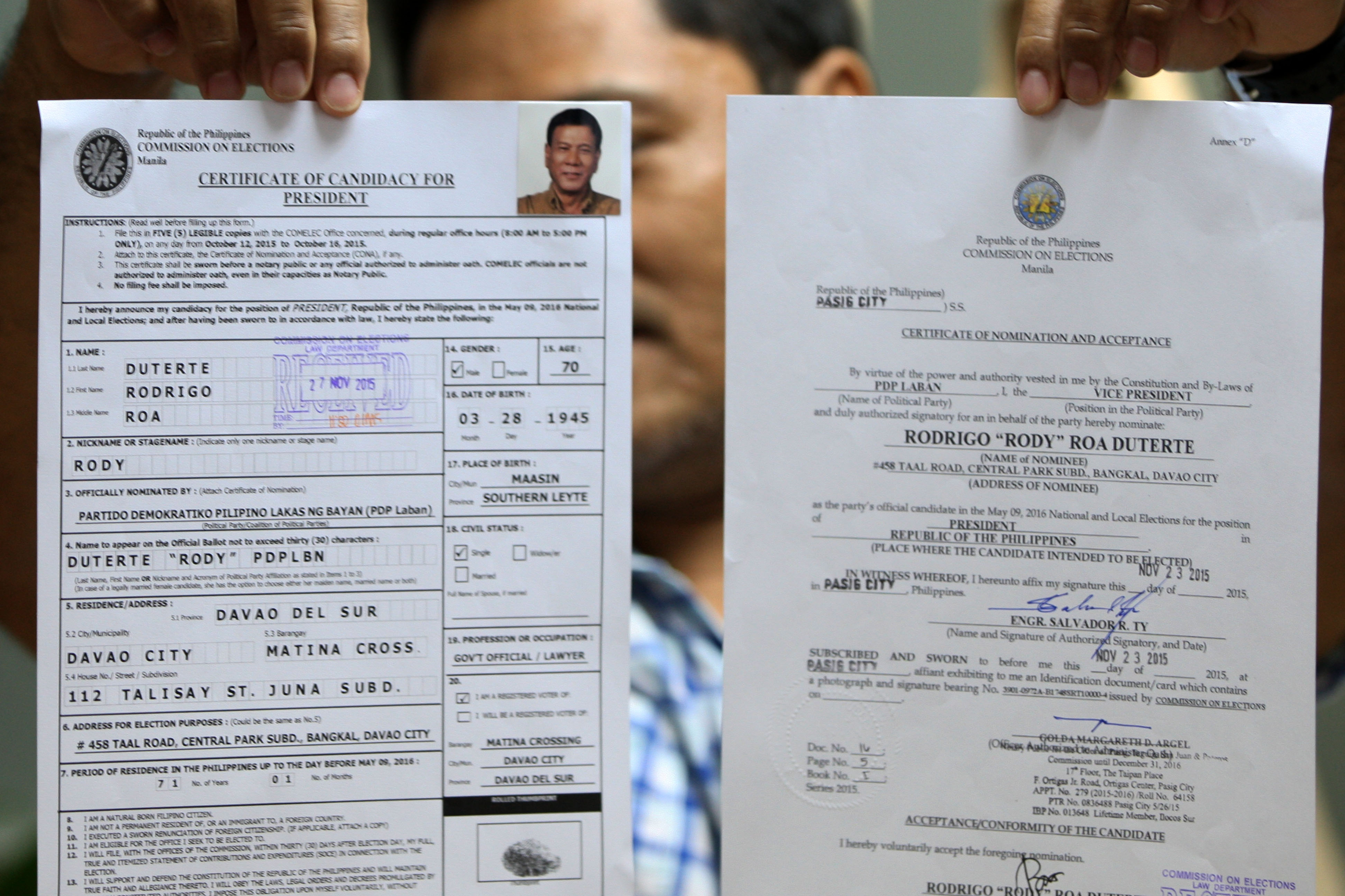 INVALID CANDIDACY? Davao City Mayor Rodrigo Duterte, who filed his certificate of candidacy (in photo) on November 27, 2015, faces the first petition against his presidential bid. A petitioner says he cannot substitute for Martin Diño, whose candidacy for president is null and void to begin with. Photo by Ben Nabong/Rappler  