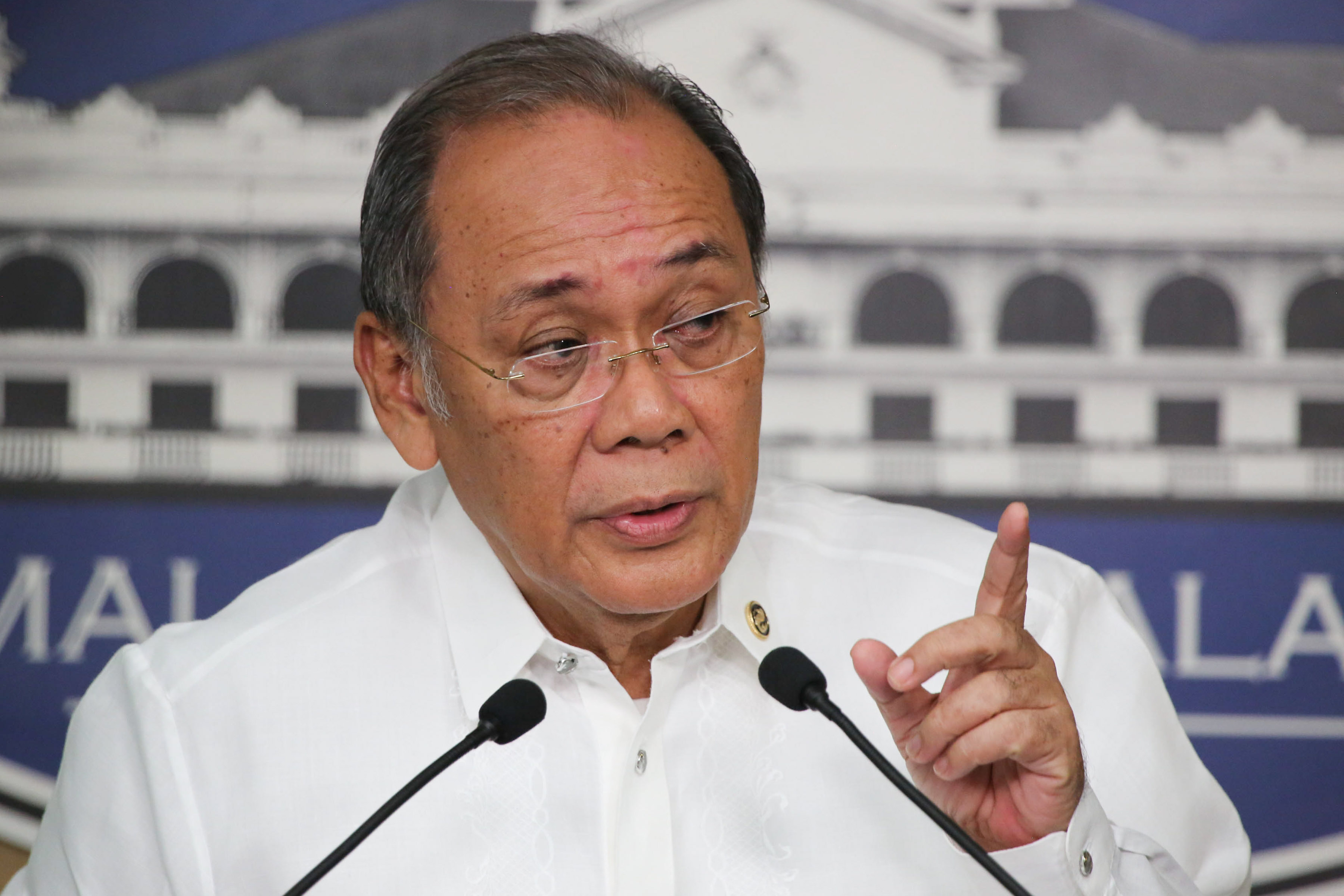 PALACE SIDE. Presidential Spokesperson Ernesto Abella takes questions from media during a Palace news briefing. Photo by Albert Alcain/Presidential Photo
  