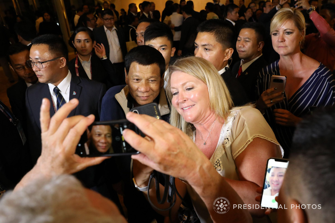 USUAL WELCOME. President Rodrigo Duterte poses for a selfie as he gets a warm welcome upon his arrival at the Ritz Hotel in Singapore on April 26, 2018 for the 32nd Asean Summit. Malacañang Photo  