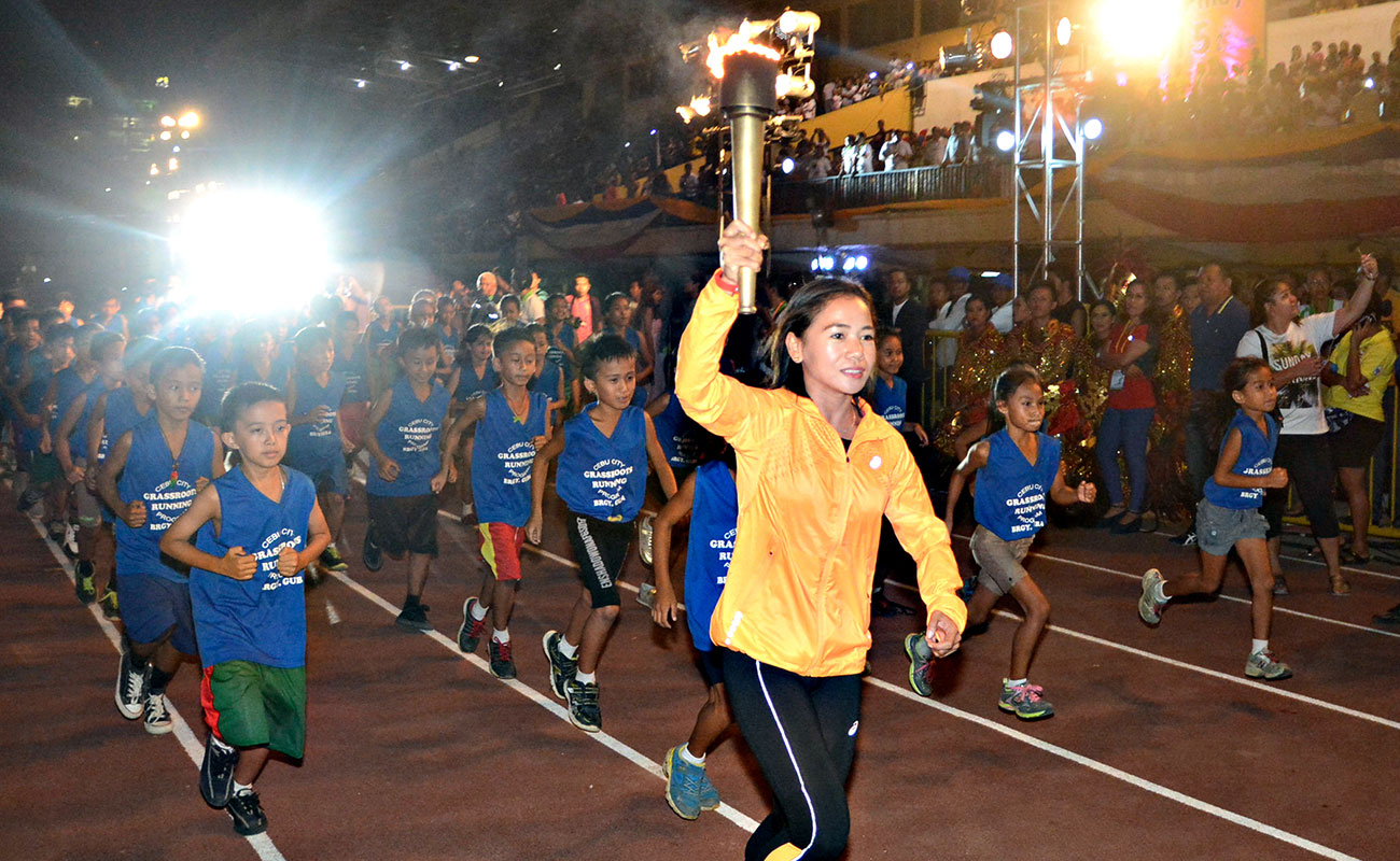 LONG RUN. A Cebu congresswoman wants to inquire whether there are adequate laws available for athletes to appeal 'unreasonable, arbitrary and discriminatory decisions' by national sports associations after Mary Joy Tabal has been left off the SEA Games team. File photo     