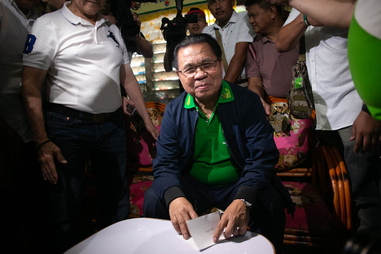 INCOMING MINISTER? Moro Islamic Liberation Front chairman Murad Ebrahim votes for the first time in his life during the Bangsamoro plebiscite on January 21, 2019. Photo by Manman Dejeto/Rappler 