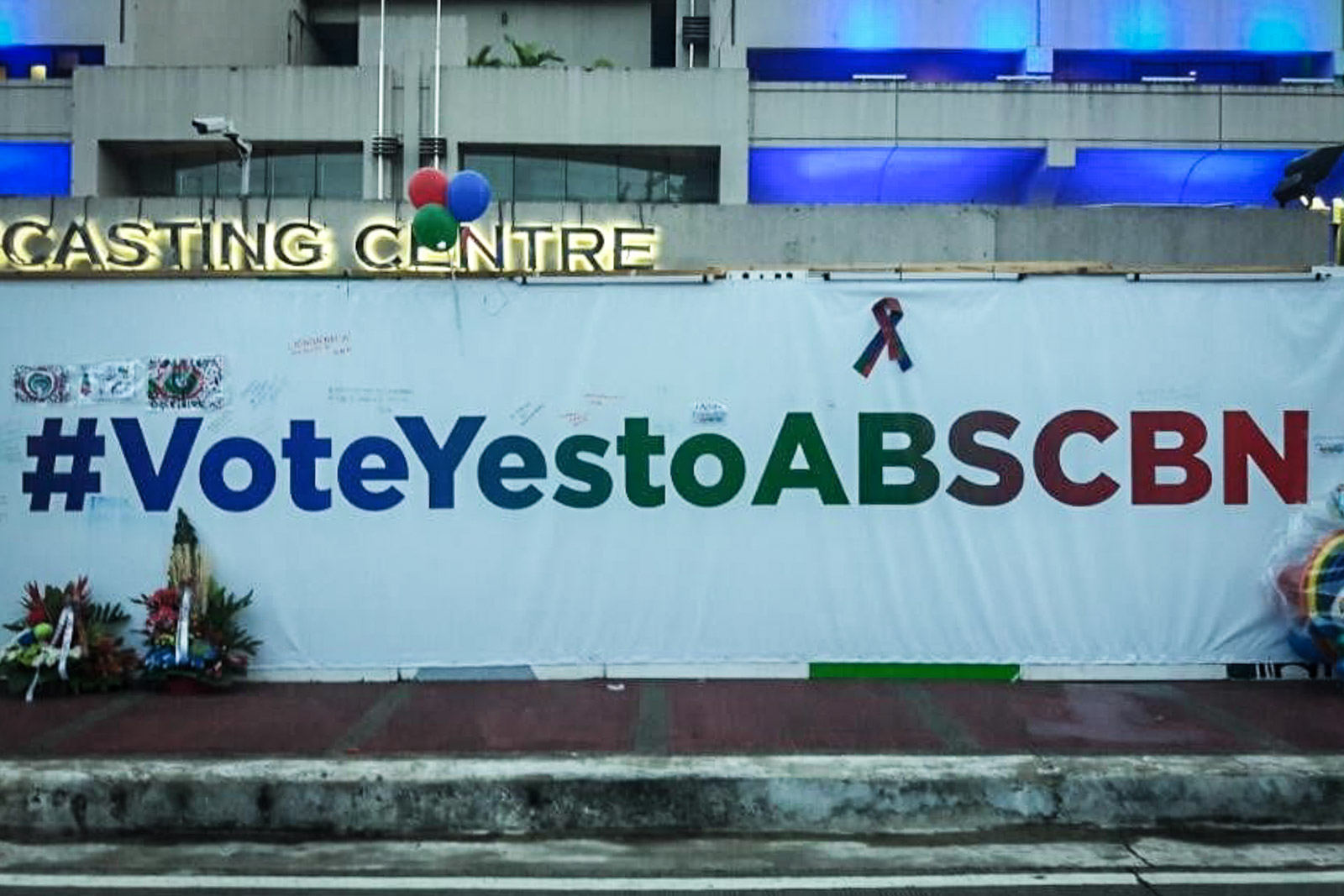 BLOW TO PRESS FREEDOM. Supporters of ABS-CBN put up a freedom wall at the start of a 3-day vigil at the media giant's headquarters in Quezon City. Contributed photo 