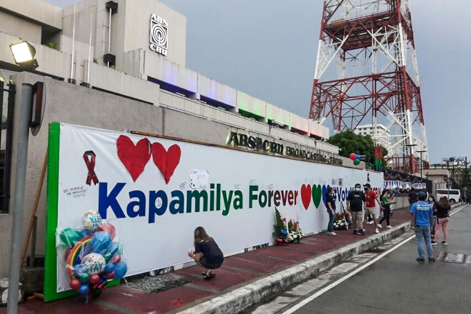 'LABAN KAPAMILY'. ABS-CBN supporters put up a freedom wall at the network's headquarters in Quezon City as Congress continues hearing on its franchise renewal this week. Contributed photo 