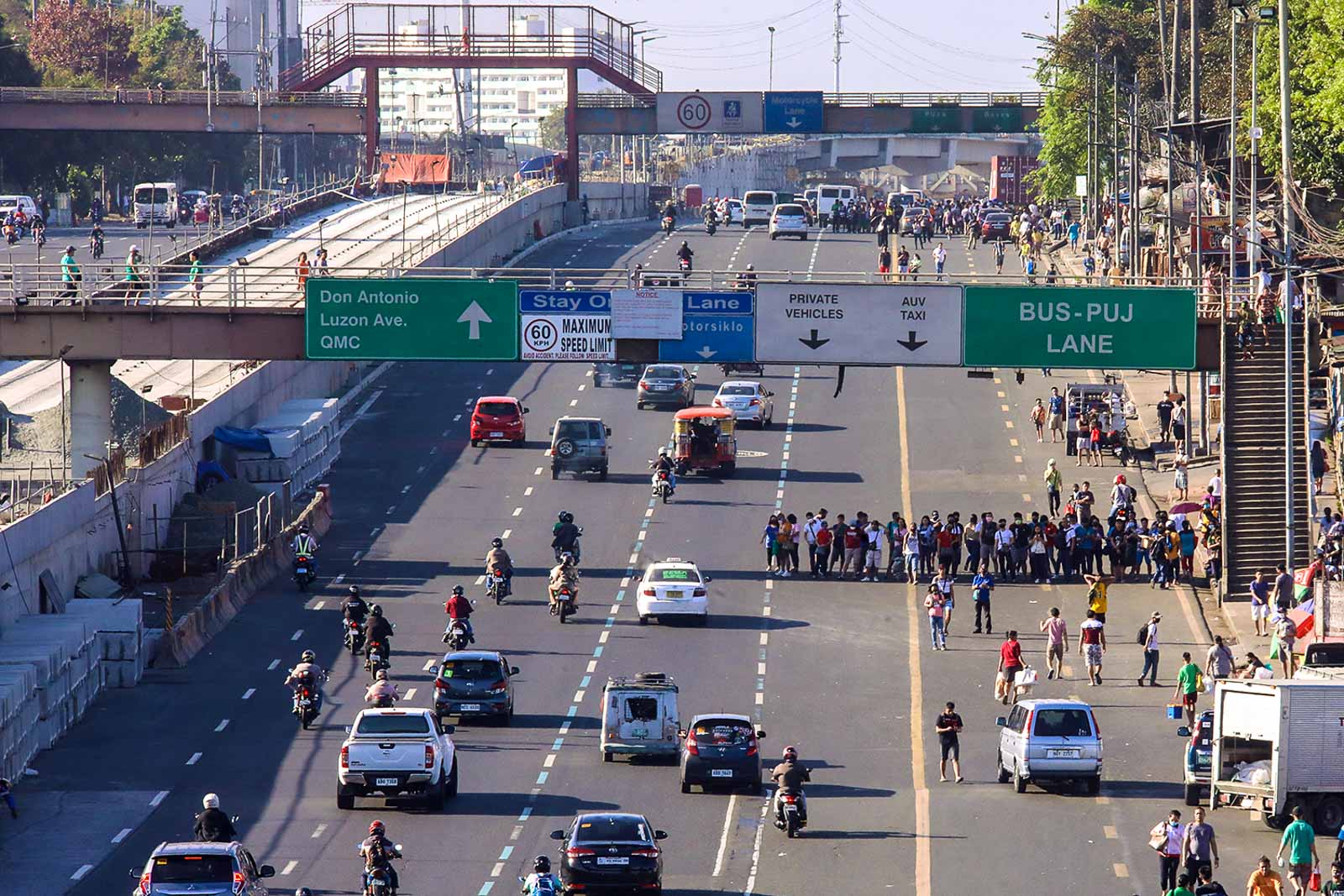 STRANDED. Commuters, mostly workers, are stranded along Commonwealth Avenue in Quezon City on March 17, 2020, the first day of the Luzon-wide enhanced community quarantine. Photo by Darren Langit/Rappler  