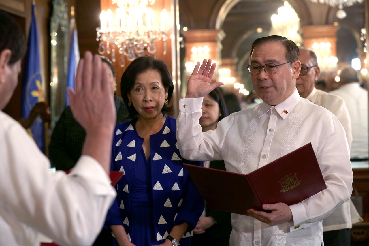 SOLEMN OATH. Foreign Secretary Teodoro 'Teddyboy' Locsin Jr takes his oath before President Rodrigo Duterte on October 17, 2018. Malacañang file photo  