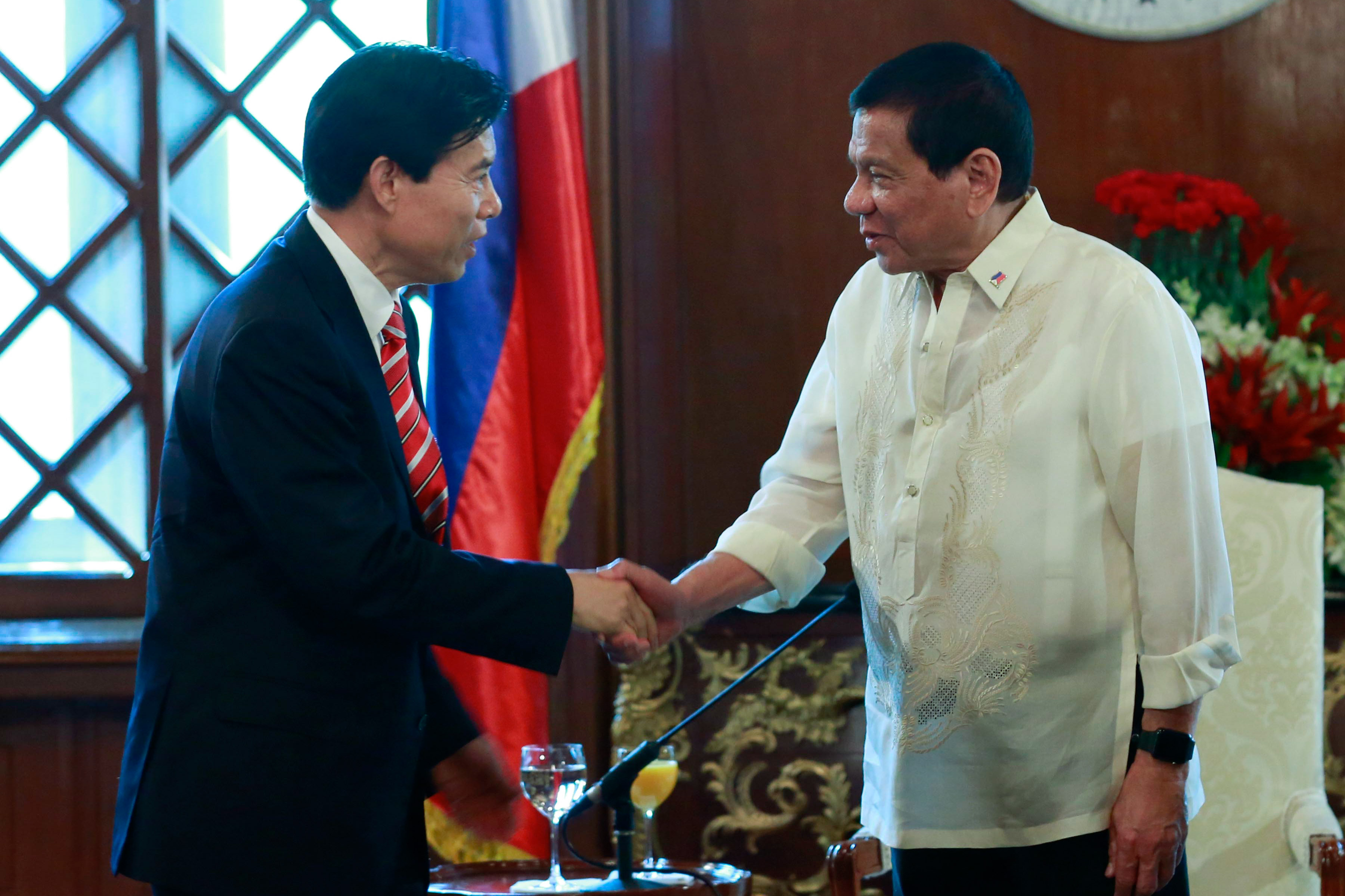 FRIENDLY TIES. Philippine President Rodrigo Duterte welcomes Chinese Commerce Minister Zhong Shan during a courtesy call at Malacañang Palace on March 7, 2017. Photo by Rolando Mailo/Presidential Photo  