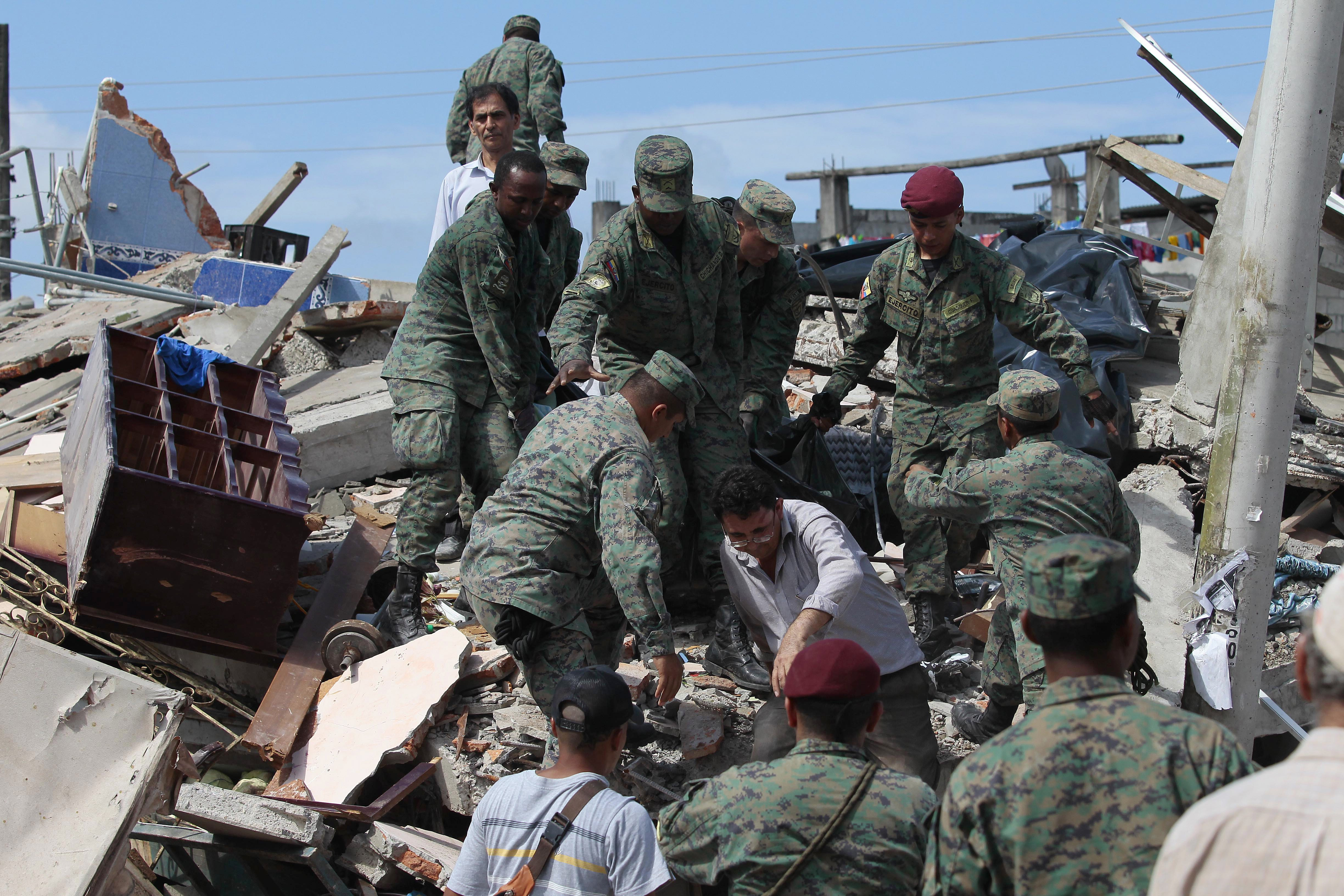 FRANTIC SEARCH. Residents and army forces look for survivors after a powerful earthquake, in the town of Pedernales, Ecuador, April 17, 2016. Photo by Jose Jacome/EPA 