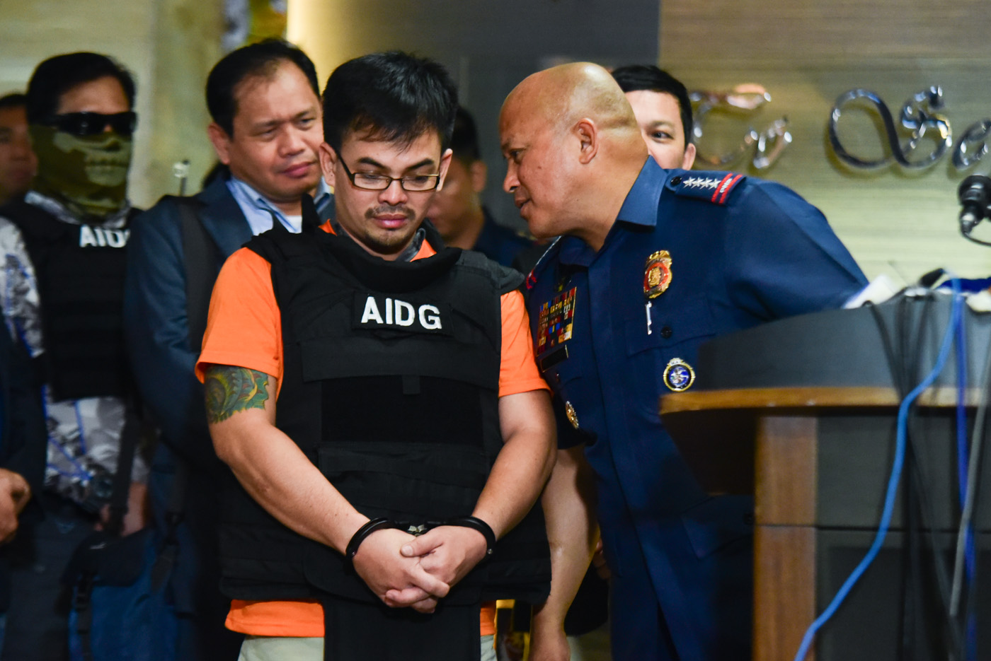 STAR WITNESS? PNP chief Ronald dela Rosa speaks to Kerwin Espinosa during a press conference in Camp Crame on November 18, 2016. File photo by Alecs Ongcal/Rappler   
