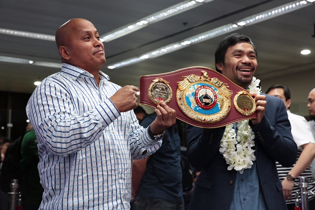 BOXING FRIENDS. PNP chief Ronald dela Rosa with Senator Manny Pacquiao upon arriving in the Philippines from the US. File photo by Jedwin M Llobrera/Rappler 