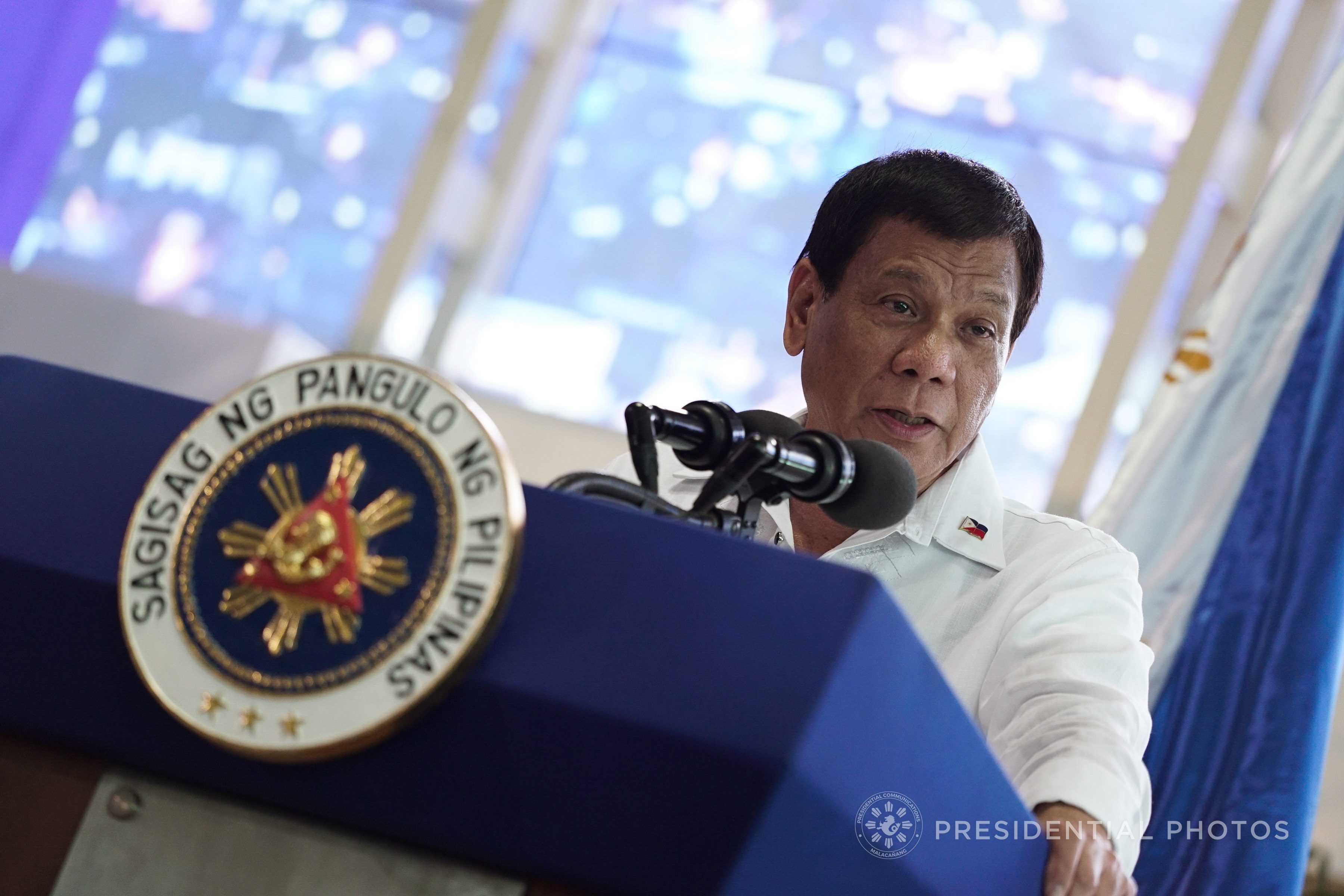 OFF TO VIETNAM. Philippine President Rodrigo Duterte takes questions from the media before his flight to Vietnam on November 8, 2017. Malacañang photo 