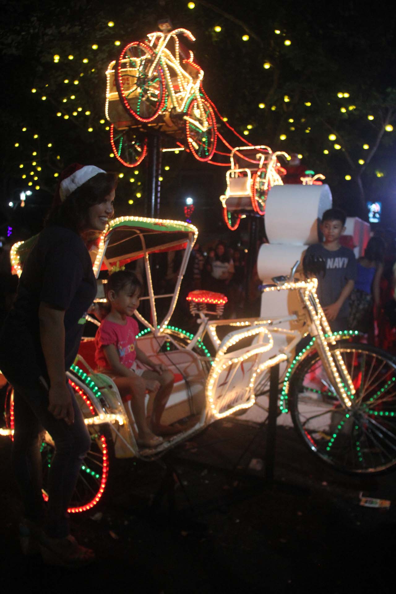 In Photos Santa Rides A Pedicab In Tabaco S Christmas Village
