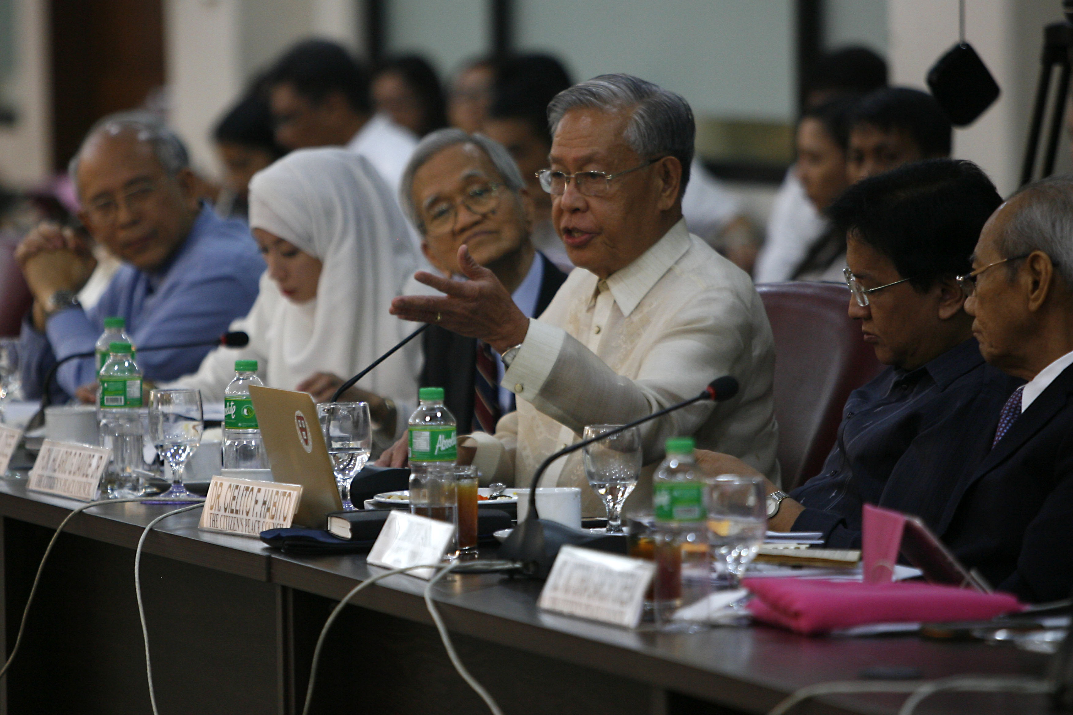 RECOMMENDATIONS. Former Chief Justice Hilario Davide Jr. and other members of the Citizen's Peace Council present their report during the hearing for the Bangsamoro Basic Law at the House of Representatives in Quezon City on  April 27, 2015. 