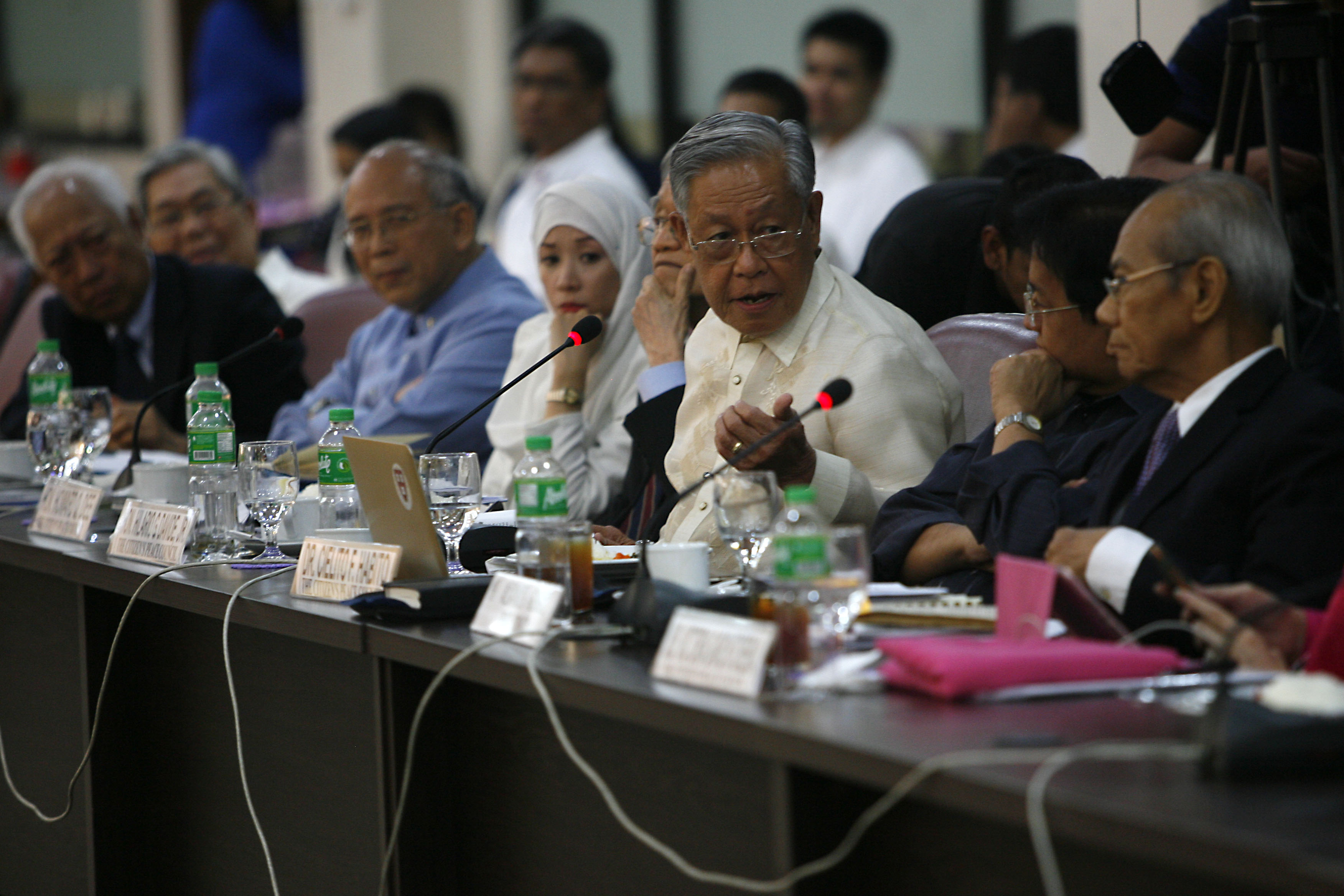 FULL REPORT. Former Chief Justice Hilario Davide Jr. and other members of the Citizen's Peace Council face lawmakers during the final public hearing for the proposed Bangsamoro Basic Law at the House of Representatives in Quezon City on April 27, 2015.  