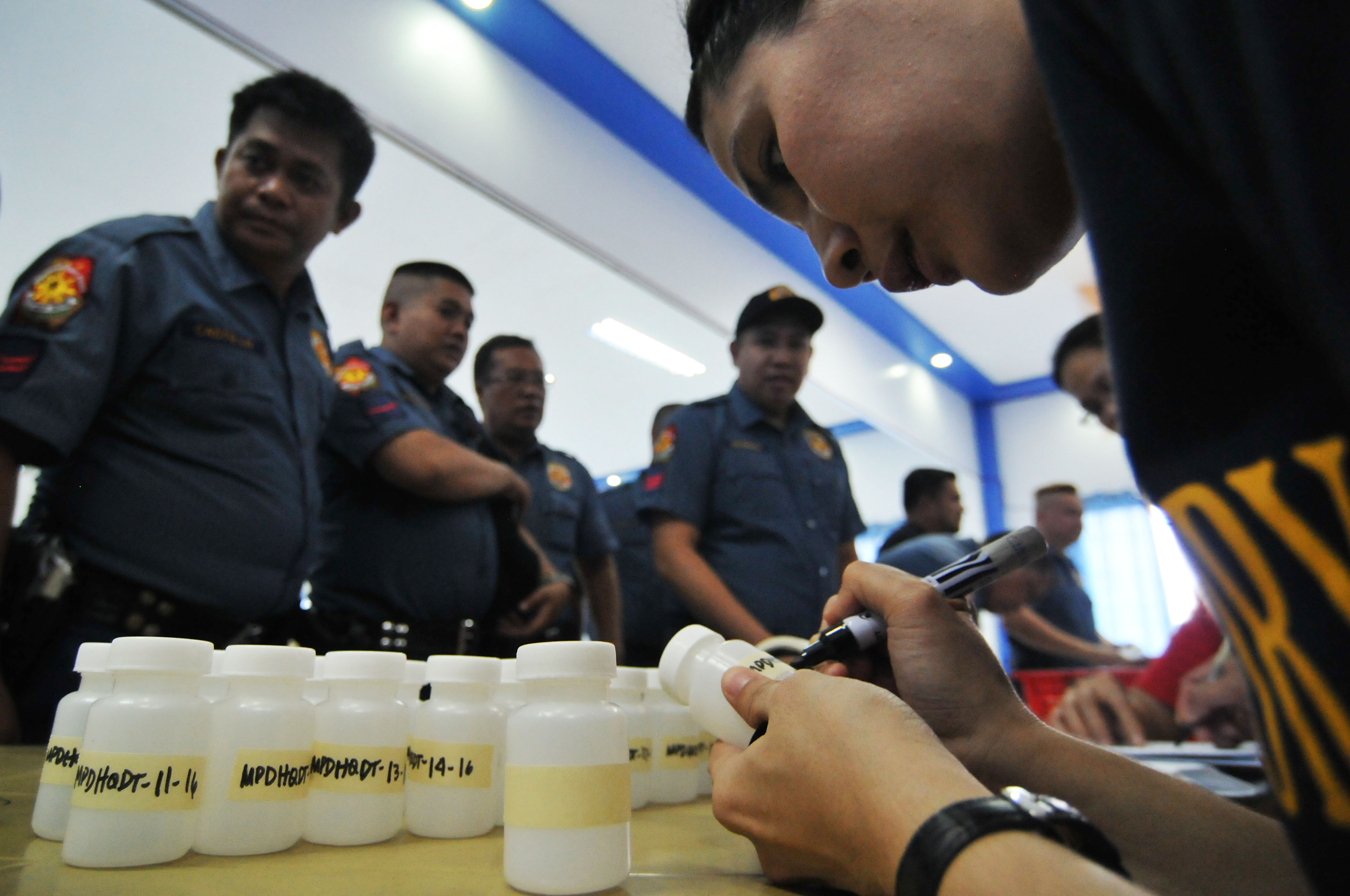 INTERNAL CLEANSE. Members of the Manila Police District queue for canisters as they undergo a random drug test at the MPD headquarters in Manila on Friday, July 1, 2016. File photo by Ben Nabong/Rappler  