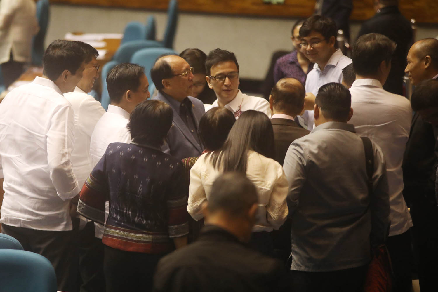 BATTLE FOR MINORITY. Suarez (middle) is seen in a huddle beside Quimbo, who is contesting his minority leadership during the plenary session on July 30, 2018. File photo by Darren Langit/Rappler