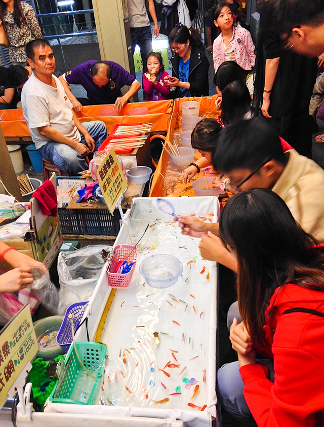 AFTER DINNER. Go fishing in Shilin Market