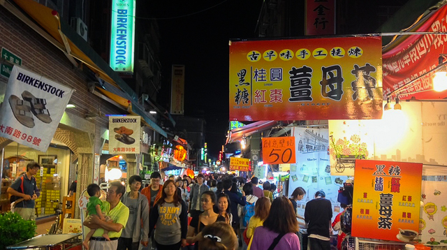 GO WITH THE FLOW. The crowds at Shilin Market. All photos by Nikka Sarthou-Lainez