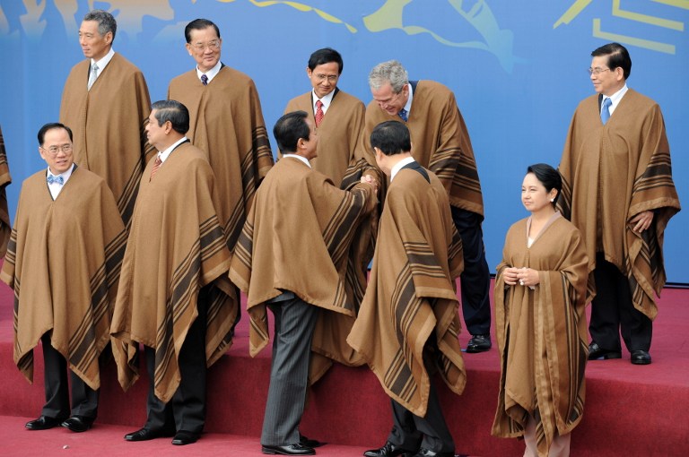 PONCHO FASHION. Japan's Prime Minister Taro Aso(C) shakes hands with US President George W. Bush among (L-R top row) Singapore's Prime Minister Lee Hsien Loong, Taiwan's former Deputy leader Lien Chen, Vietnam's President Nguyen Minh Triet, (L-R below) Hong Kong's Chief Executive Donald Tsang, Indonesia's President Susilo Bambang Yudhoyono, South Korea's President Lee Myung-bak and Philippines' President Gloria Arroyo during the Asia-Pacific Economic Cooperation (APEC) summit family photo on November 23, 2008 in Lima. File/Martin Bernetti/AFP 