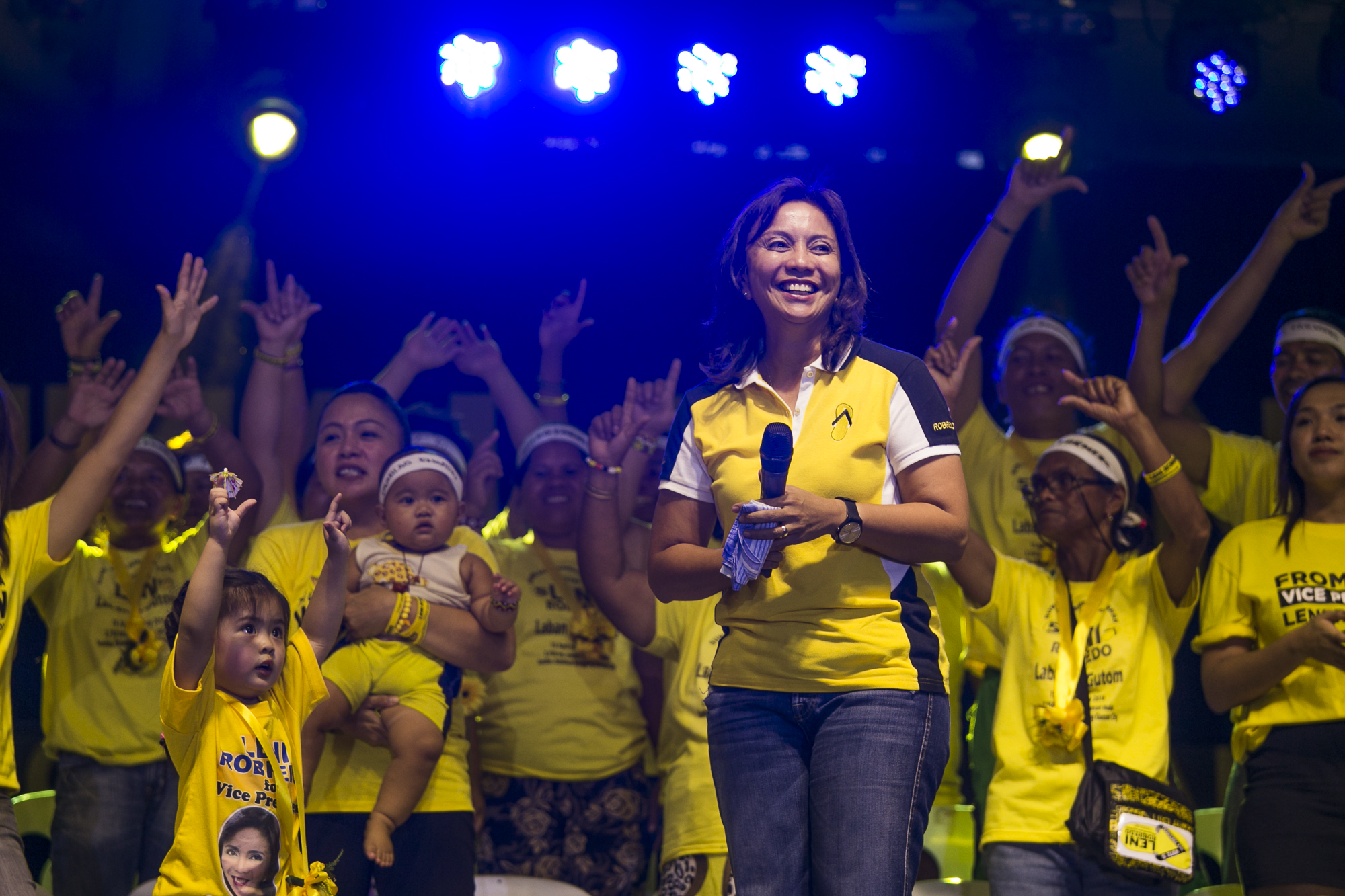 LAYLAYAN. Leni Robredo joins her supporters at her send-off at Quezon City Circle on May 6, 2016. Around 9,000 supporters from various sectors and marginalized attended the event. Photo by Pat Nabong/Rappler 