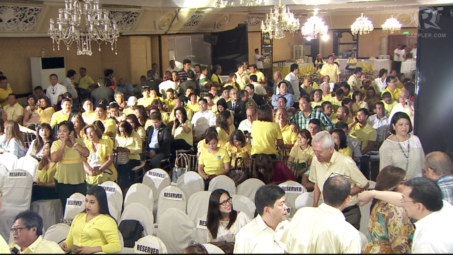 WAITING FOR ROXAS. A jampacked crowd at Club Filipino on Friday, July 31.  
