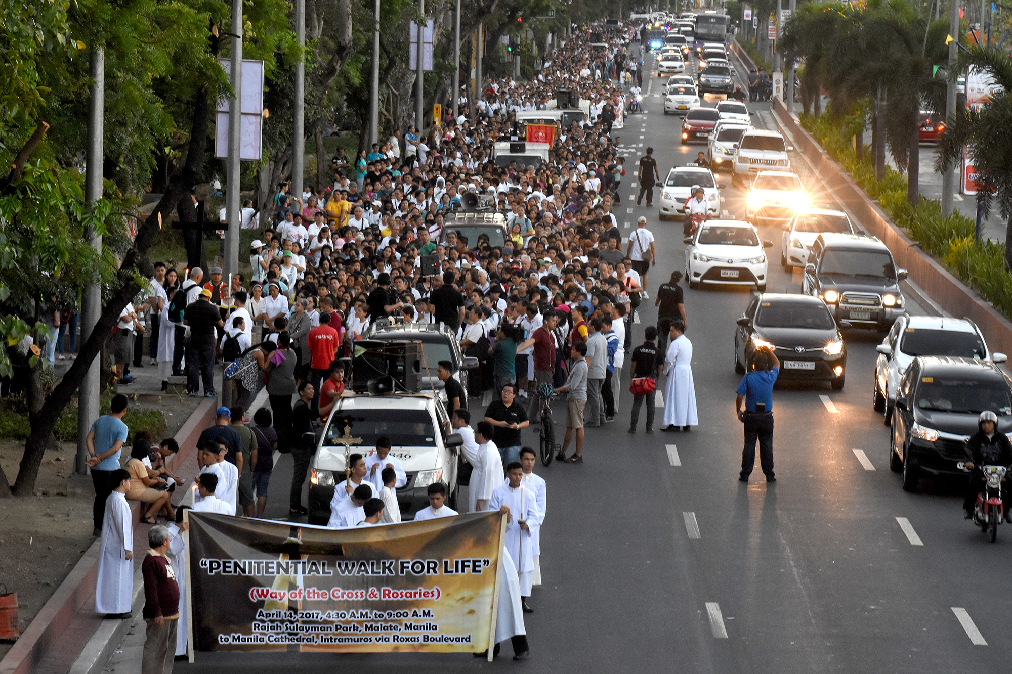 Up to 3,000 Catholics join a Good Friday 'Walk for Life' procession in Manila on April 14, 2017. Photo by Angie de Silva/Rappler 