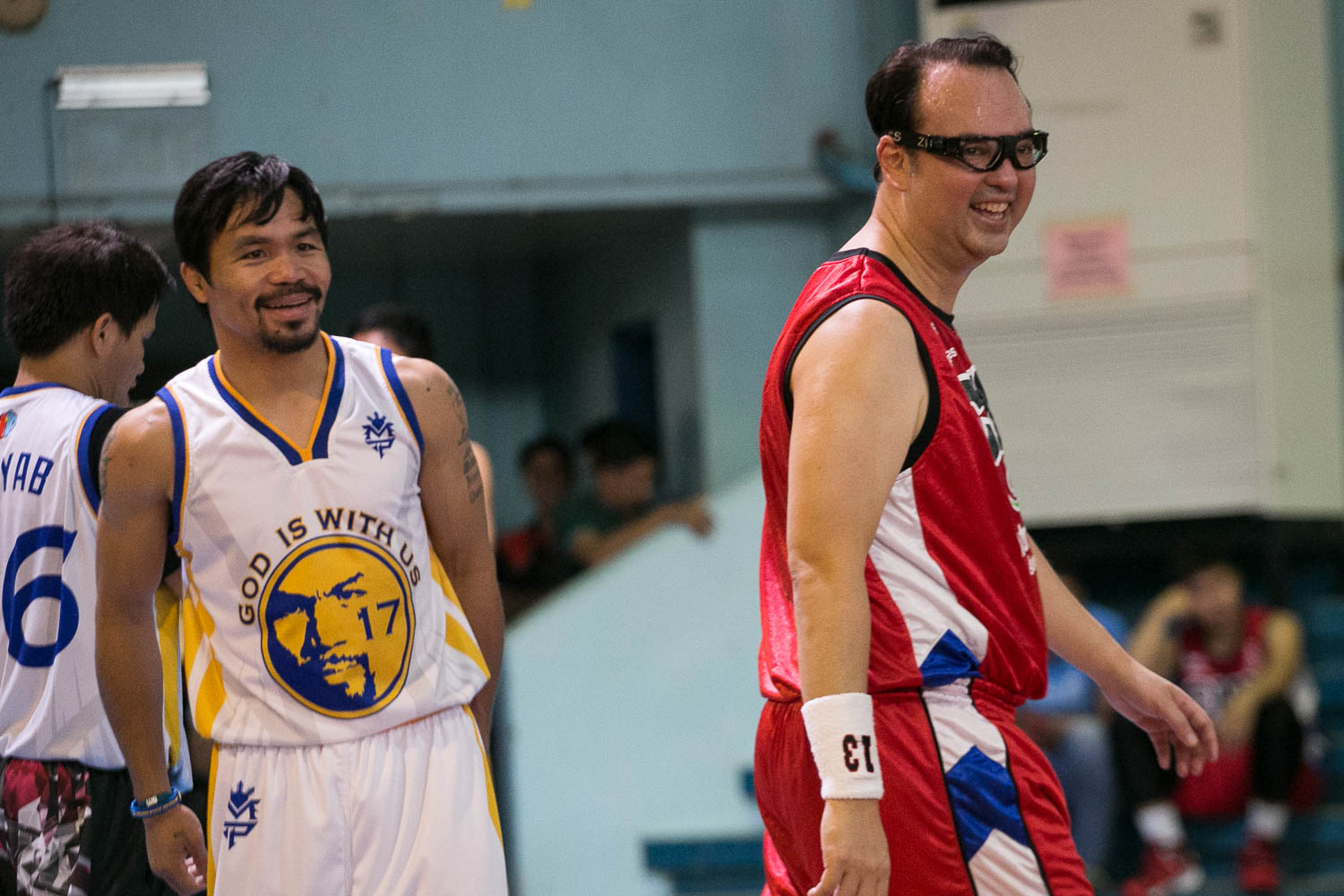 FRIENDLY GAME. The incoming lawmaker and boxing champion spent the morning of Saturday, May 28, playing basketball with Senator Alan Peter Cayetano. Photo by Manman Dejeto/Rappler 