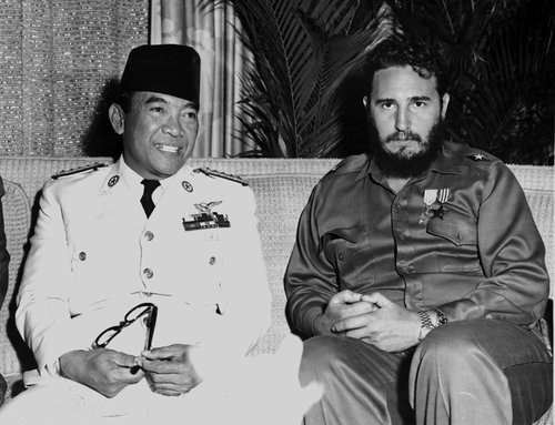 Presiden RI pertama, Soekarno, berfoto bersama mantan Presiden Kuba, Fidel Castro. Foto dari Wikipedia 