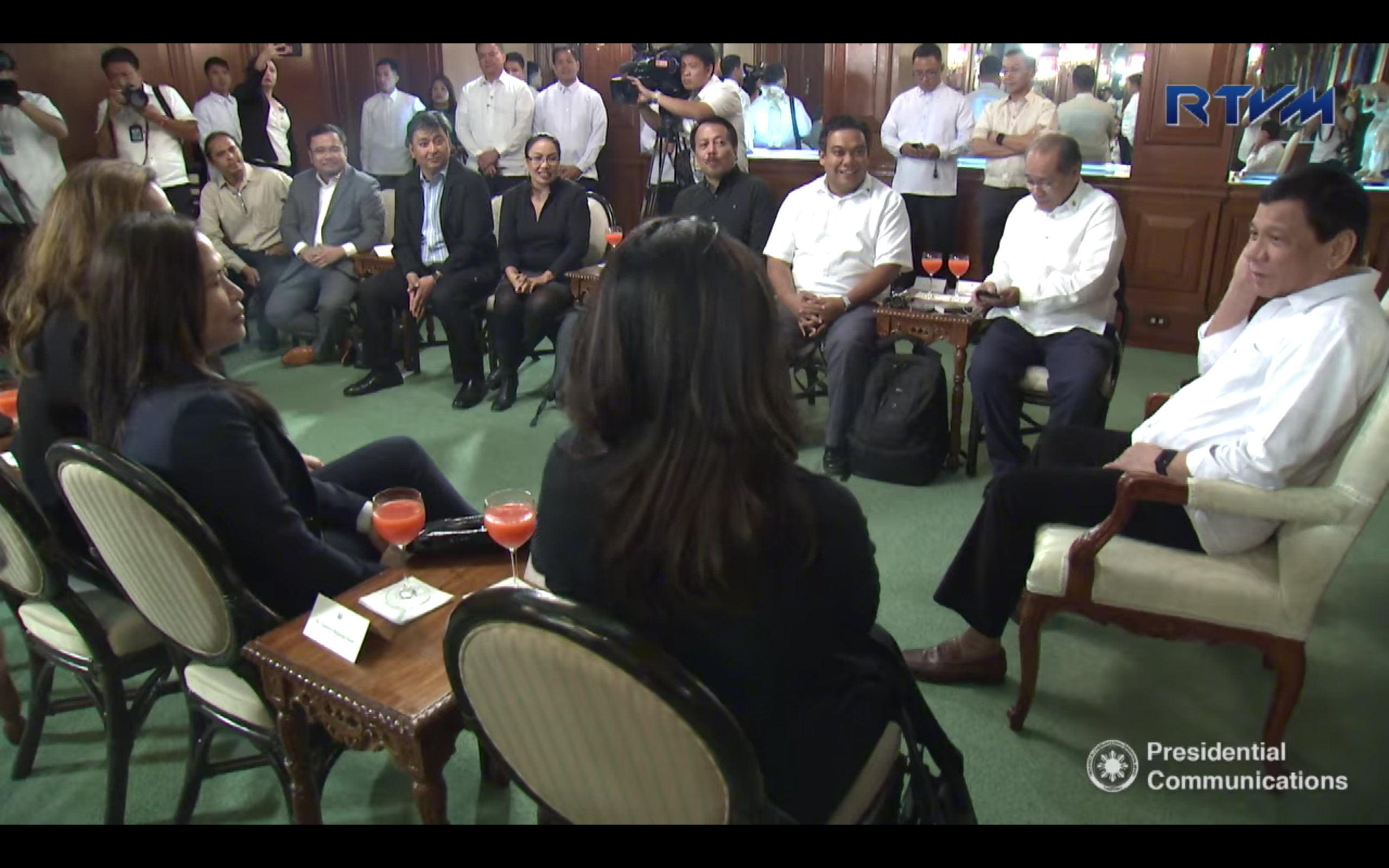 BLOGGERS IN PALACE. President Rodrigo Duterte meets bloggers and online defenders in Malacañang. Screenshot from RTVM  