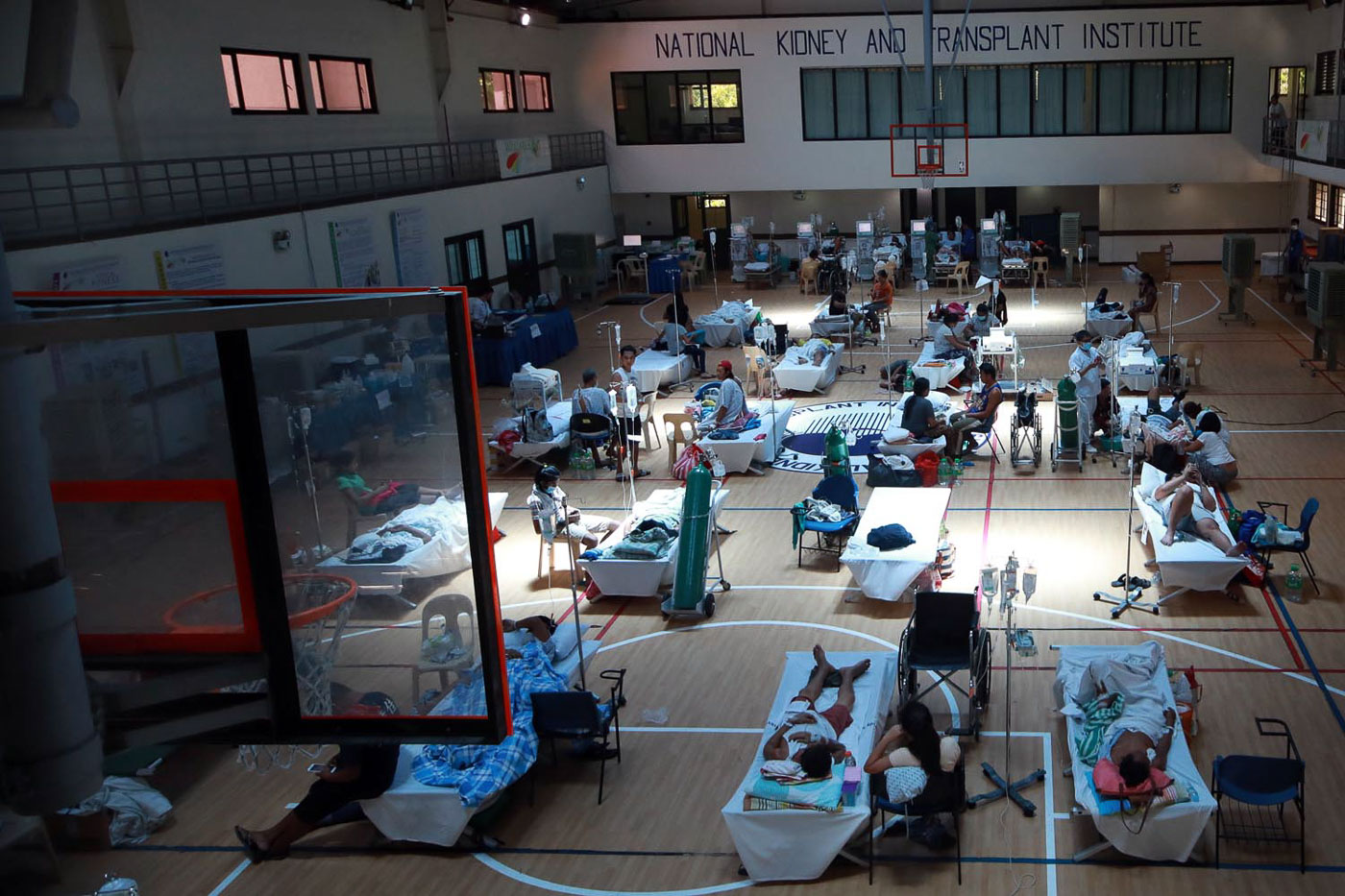 LEPTO WARD. The NKTI hospital in Quezon City on June 30, 2018, converts its basketball gym to accommodate the growing number of admitted leptospirosis patients. Photo by Darren Langit/Rappler  