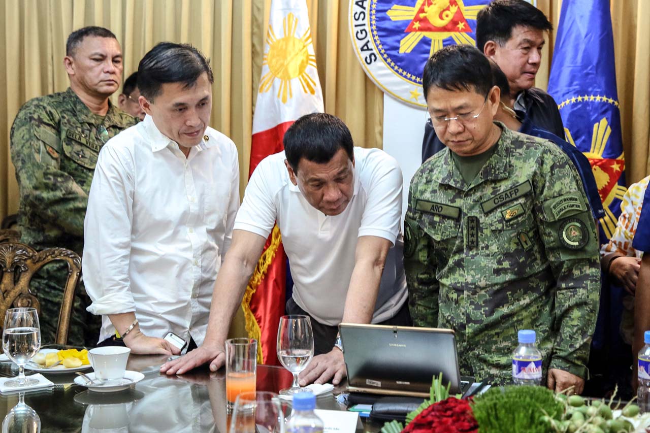 DAVAO MEETINGS. President Duterte, flanked by SAP Bong Go and AFP chief Eduaro Año, gets the latest updates on Marawi on Monday, May 29. Presidential photo 