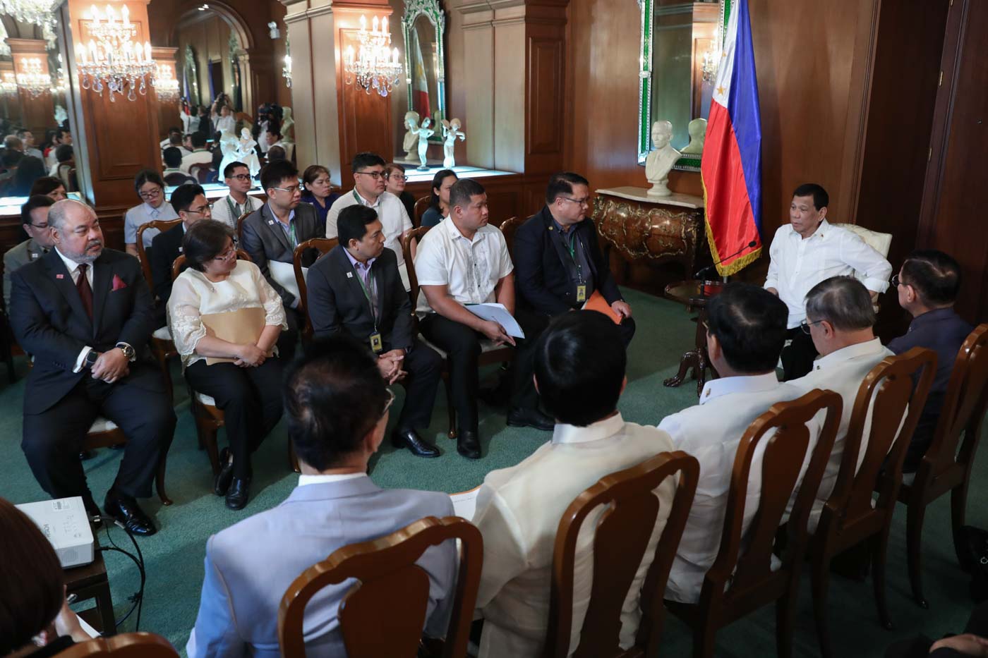 REVAMP. President Rodrigo Duterte speaks with PhilHealth officials about the 'ghost' kidney treatment scam. Malacañang photo 
