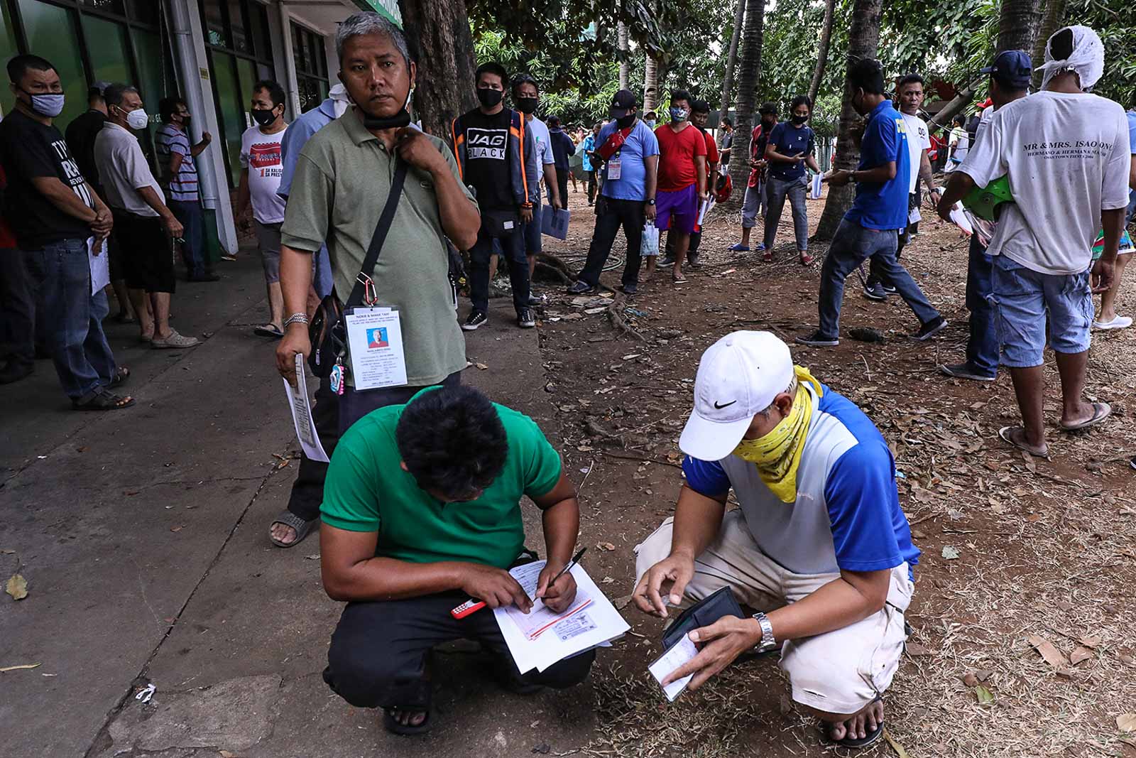 BENEFICIARIES. Residents of Quezon City line up at Landbank COA on April 9, 2020, to withdraw cash from the government's emergency subsidy program. Photo by Darren Langit/Rappler  