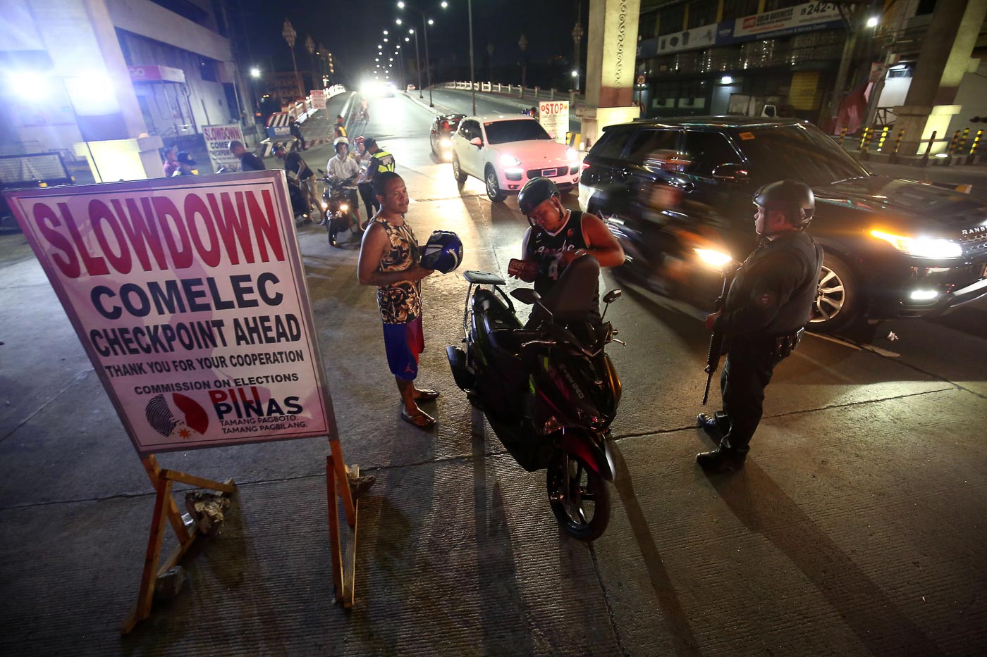 POLICE CHECKPOINT. The PNP arrests more than 2,000 people since the election period started on January 13. File photo shows a COMELEC checkpoint in Binondo, Manila. Photo by Ben Nabong/Rappler 