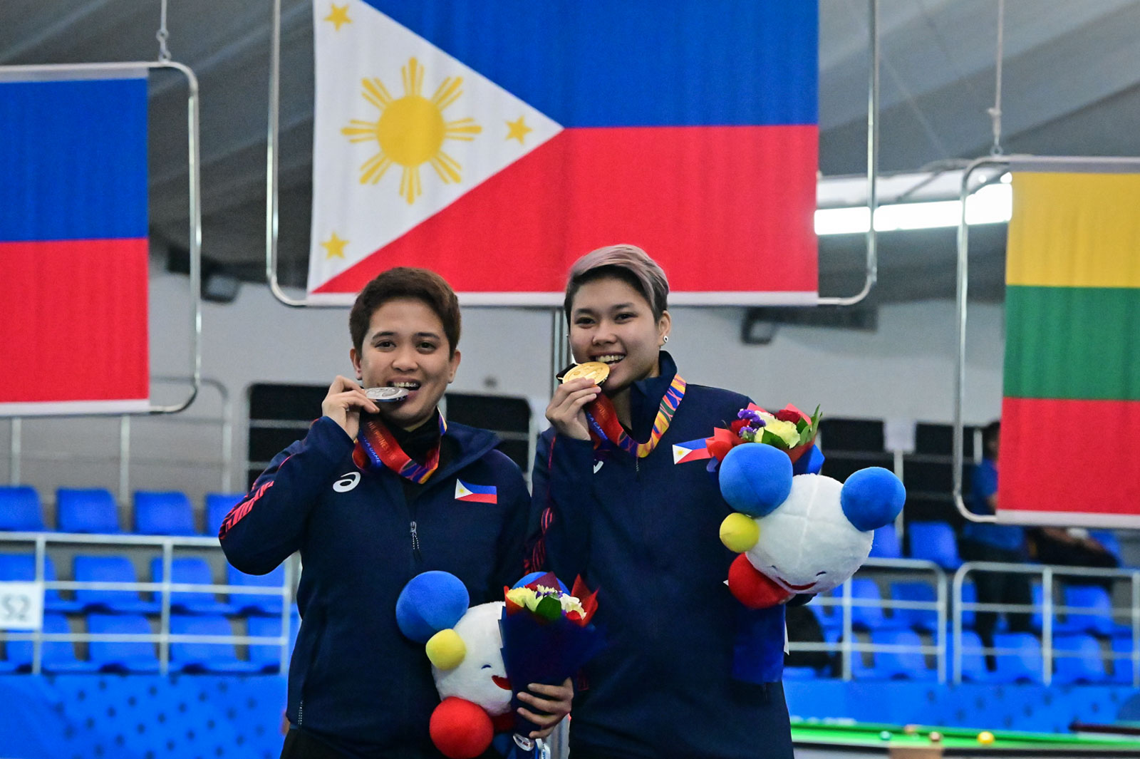 1-2 FINISH. Chezka Centeno (R) celebrates with compatriot Rubilen Amit after the awarding ceremonies in the 30th SEA Games women's 10-ball pool singles event at the Manila Hotel Tent on December 7, 2019. Photo by Alecs Ongcal/Rappler 