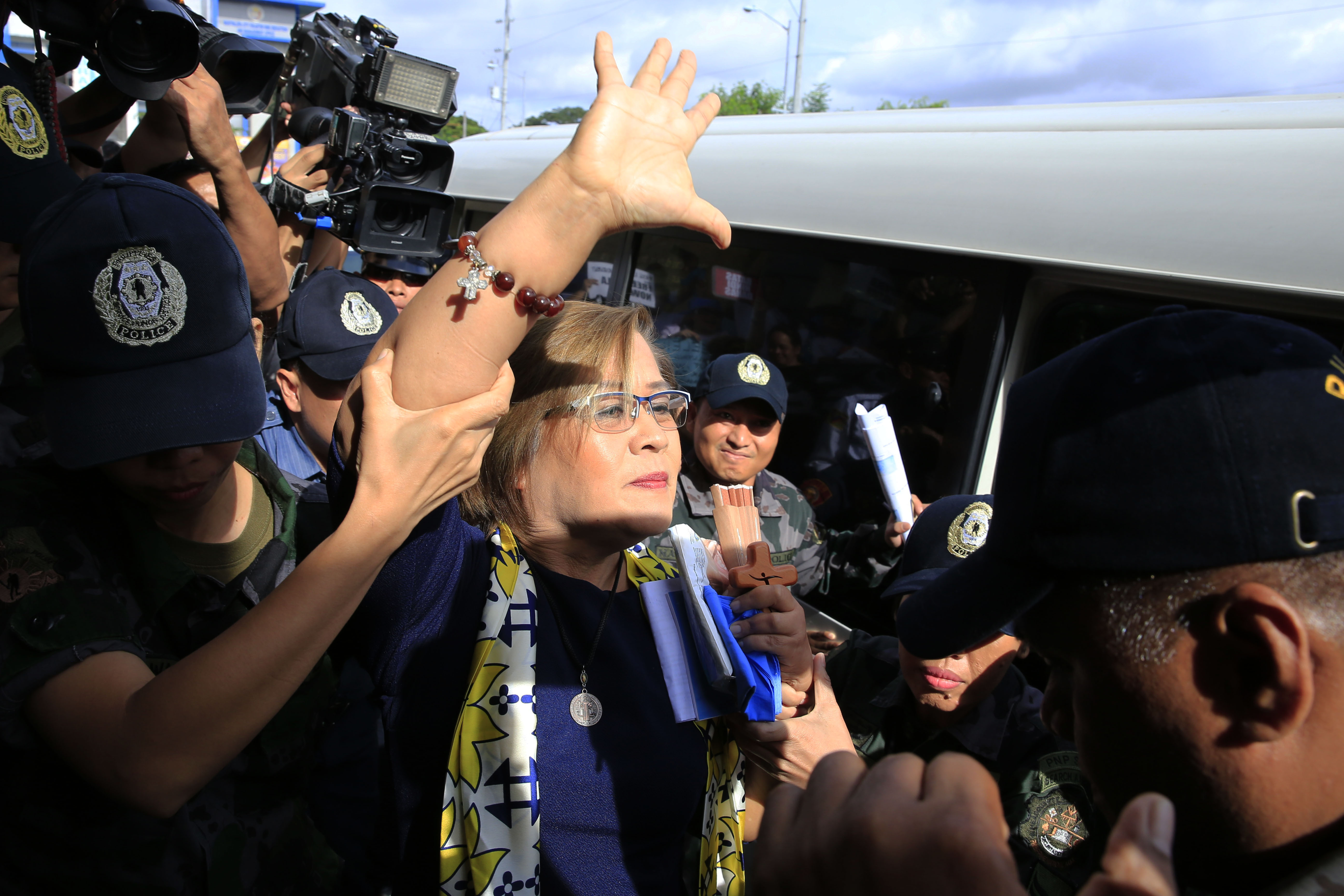 STILL DETAINED. Senator Leila de Lima waves to supporters as she arrives for her hearing on the drug case filed against her on the illegal drug trade inside the New Bilibid Prison at the Muntinlupa RTC on October 13, 2017. File photo by Ben Nabong/Rappler 