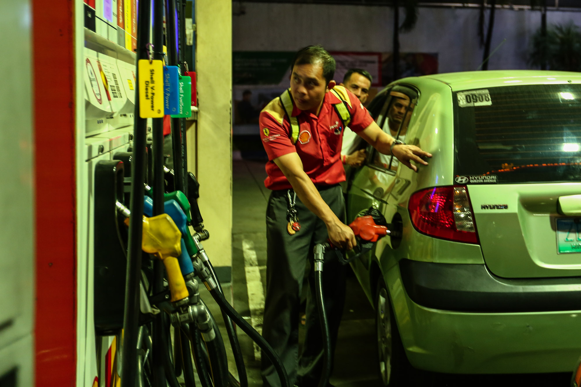 PRICES. A gasoline station in Manila. File photo by Jire Carreon/Rappler 