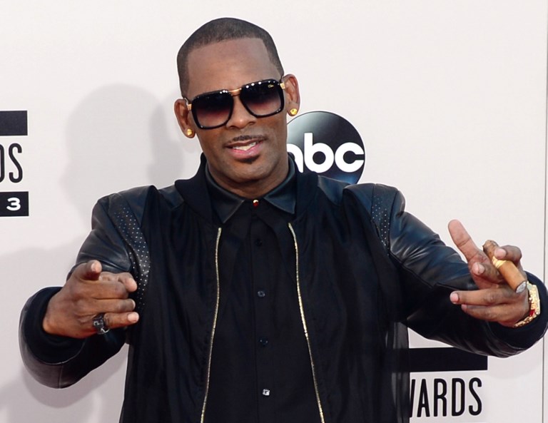 CHARGED. R. Kelly is facing complaints of sex abuse, with a judge approving a no-bail for his arrest. File photo by Frederic J Brown/AFP  
