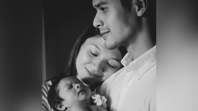 FAMILY. JC de Vera and girlfriend Rikkah Cruz introduce daughter Lana Athena to the public via photos on social media. Screenshot from Instagram/@akosijcdeberat 