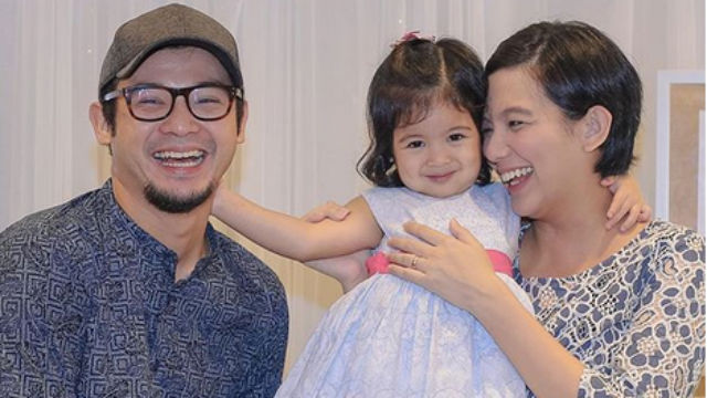 AND THEY WERE 4. Jennica Garcia, husband Alwyn Uytingco, and daughter Athena Mori pose during the baby shower thrown for Jennica. the couple welcome another daughter on June 25. Screenshot from Instaghram/@niceprintphoto 