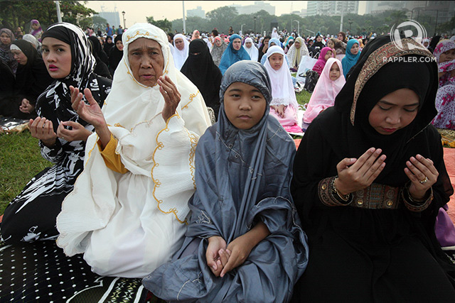 Filipino Muslims pray at the Luneta in observance of Eid'l Adha in 2015. Rappler file photo 