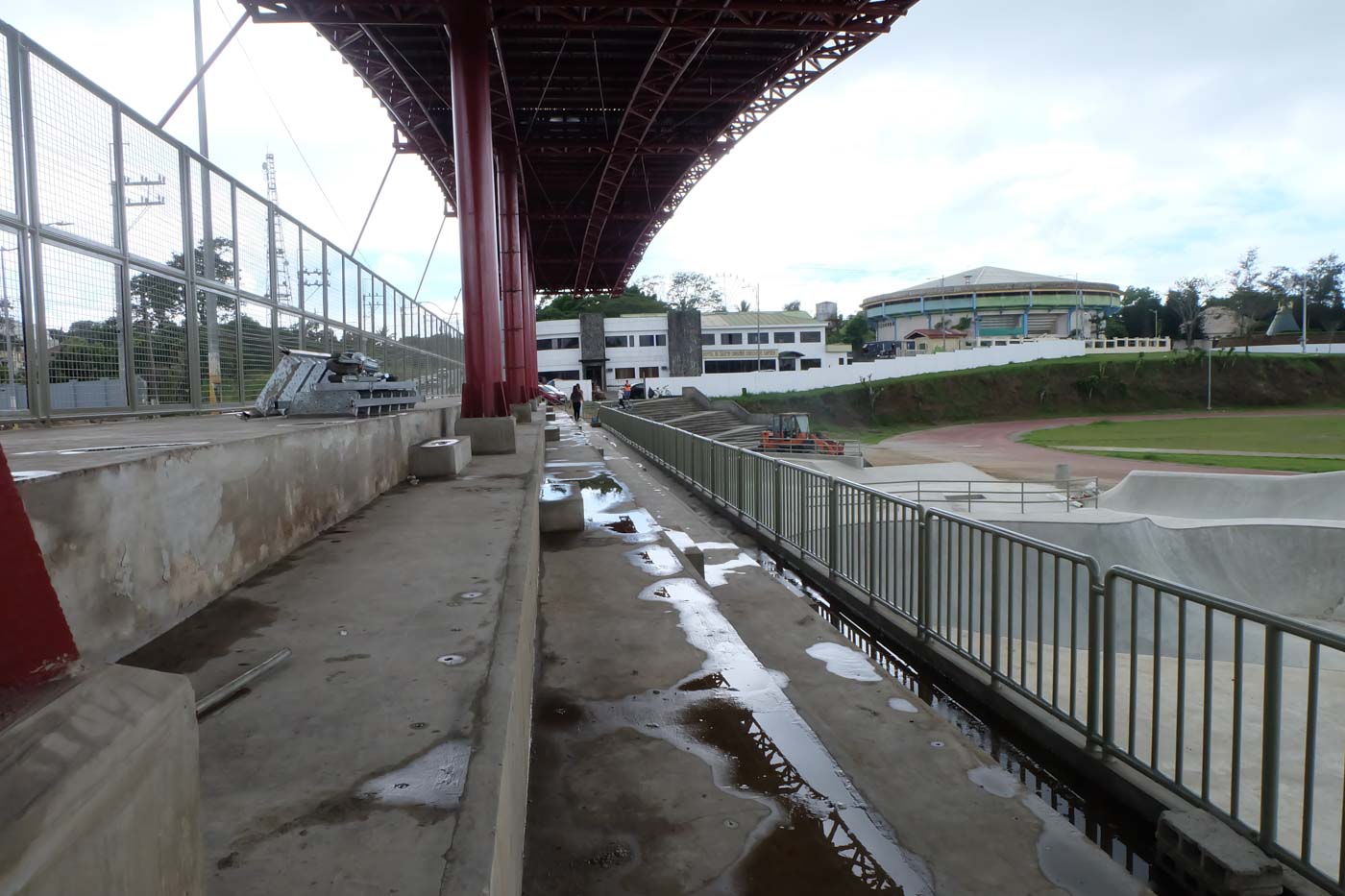 RAIN PROOF? Puddles of water can be seen in the spectators area after the rain. Photo by Beatrice Go/Rappler  
