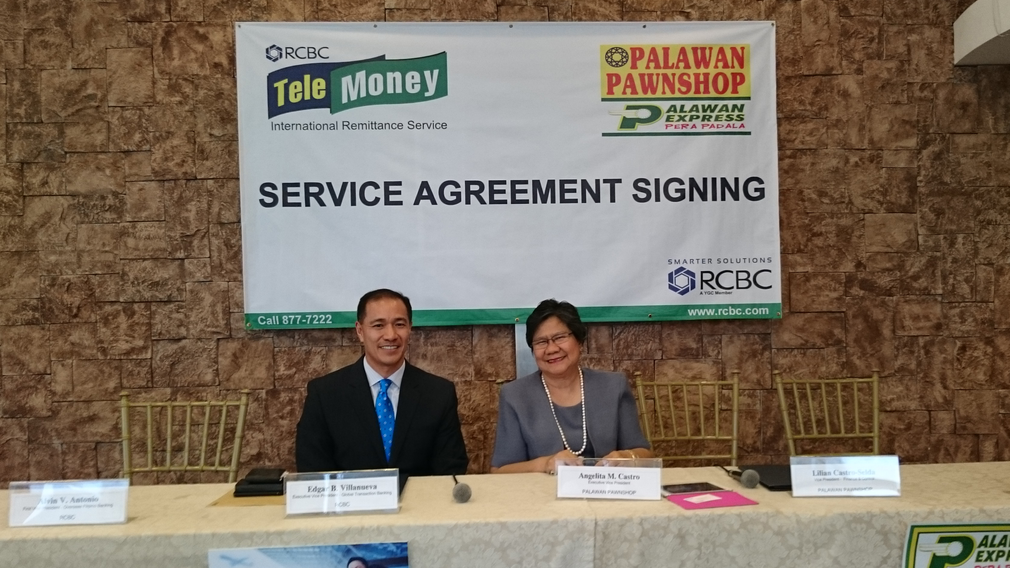 PARTNERSHIP. Edgar B. Villanueva, RCBC executive vice-president and Angelita M. Castro, Palawan Pawnshop executive vice-president sign an agreement to widen options of cash pick-up for Overseas Filipino Worker (OFW) beneficiaries in the country. Photo by Chris Schnabel / Rappler 