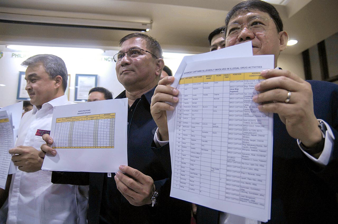 PUBLIC ACCUSATION. PDEA and DILG chiefs pose with the infamous drug list at the PDEA headquarters in Quezon City. Photo by Mike Taboy 