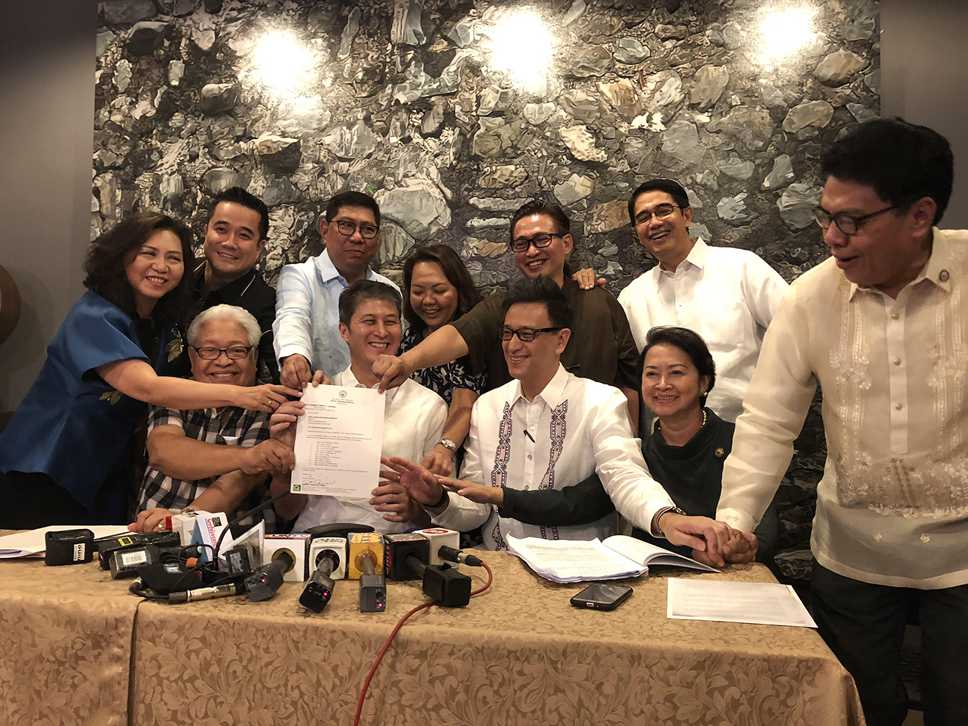 HOUSE MINORITY. Liberal Party lawmakers, shown here, team up with the Makabayan bloc. File photo by Mara Cepeda/Rappler 