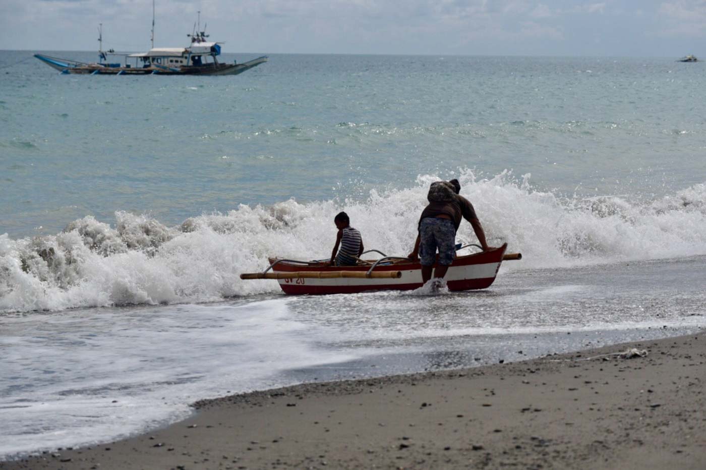 MUNICIPAL WATERS. The Bureau of Fisheries and Aquatic Resources will continue to focus on municipal waters or those within 15 meters from the shore despite the lack of monitoring and enforcement of laws in commercial waters. Photo by Leanne Jazul/Rappler 