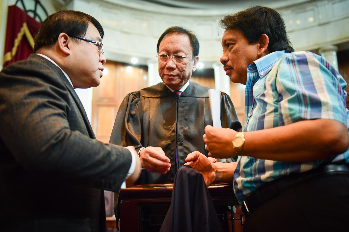 CALIDA AS SOLGEN. Solicitor General Jose Calida talks to VACC's Ferdinand Topacio (left) and Dante Jimenez (right) during the Supreme Court's oral arguments. File photo by LeAnne Jazul/Rappler 